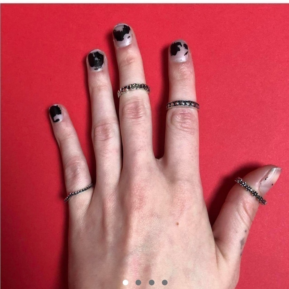 Classy silver and black ring set 🤍🖤